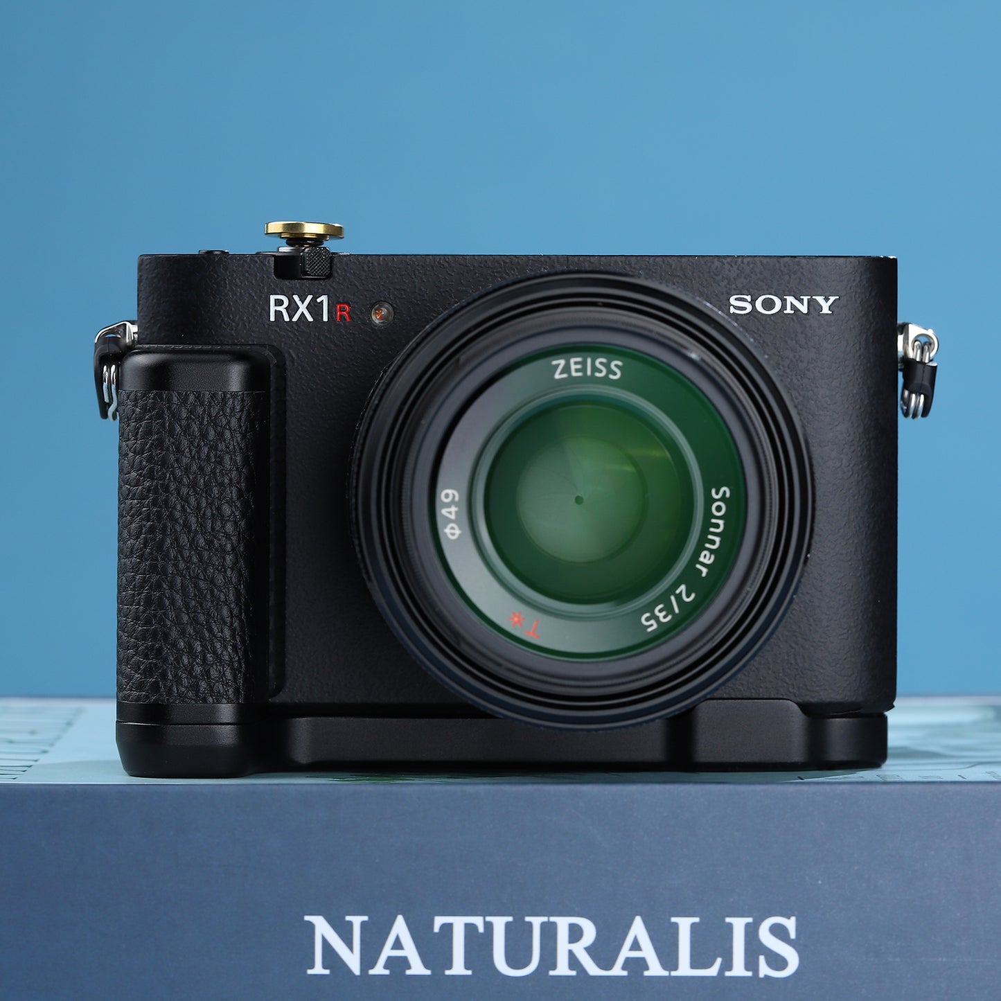 Haoge HG-RX1RIII Skidproof Camera Bracket Holder Hand Grip for Sony Cyber-shot DSC-RX1R III RX1RM3 RX1RIII Full-frame Digital Camera