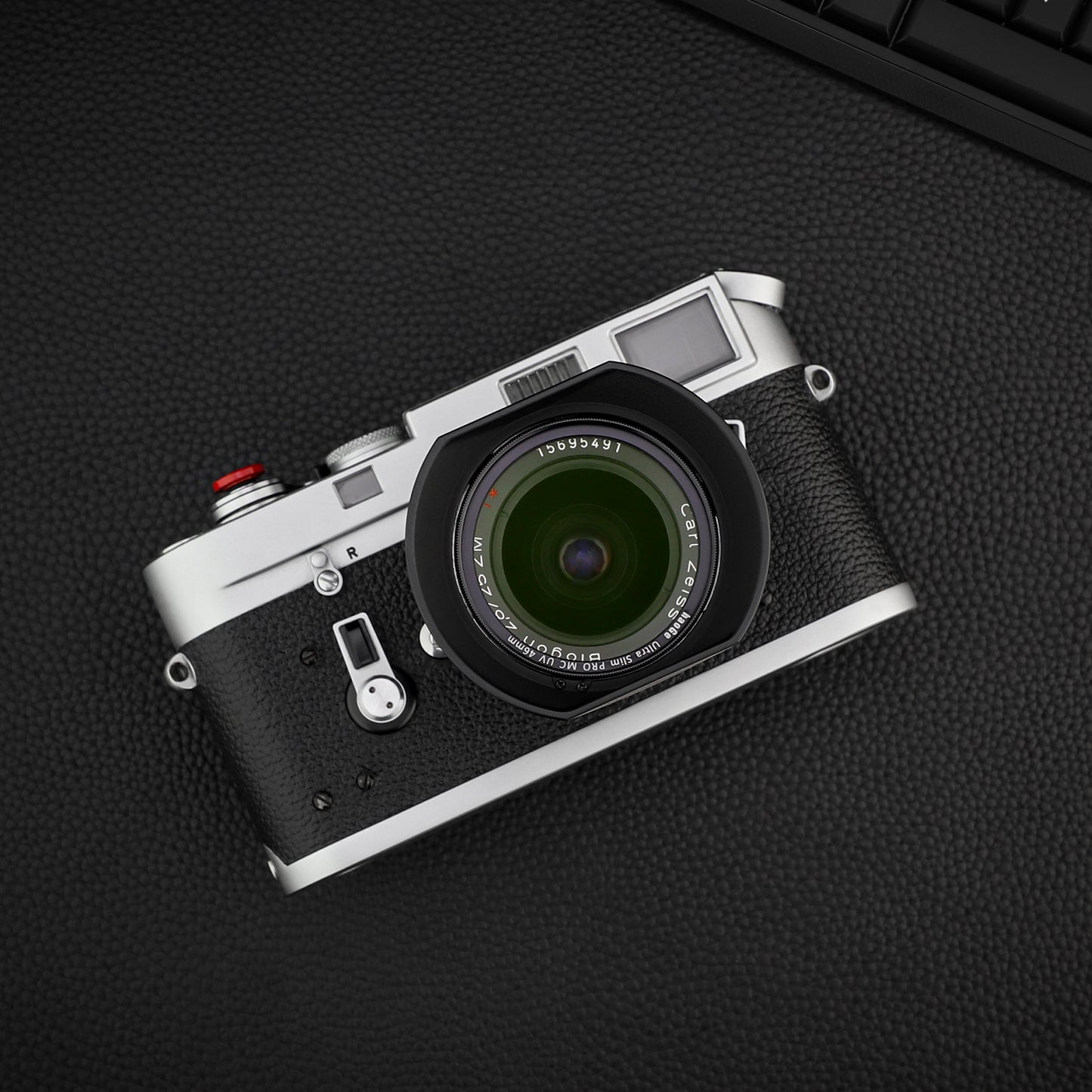 Haoge Square Metal Lens Hood for Carl Zeiss C Sonnar T* 1.5/50 50mm f1.5 ZM Biogon T* 2.8/21 21mm f2.8 ZM, C Biogon T* 4.5/21 21mm f4.5 ZM, 2.8/25 25mm f2.8 ZM, 2.8/28 28mm f2.8 ZM Lens LH-ZV03MB