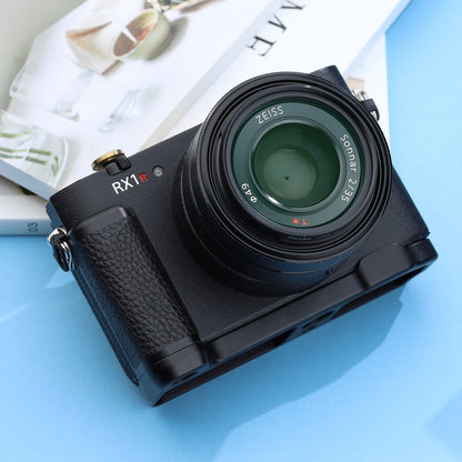 Haoge HG-RX1RIII Skidproof Camera Bracket Holder Hand Grip for Sony Cyber-shot DSC-RX1R III RX1RM3 RX1RIII Full-frame Digital Camera