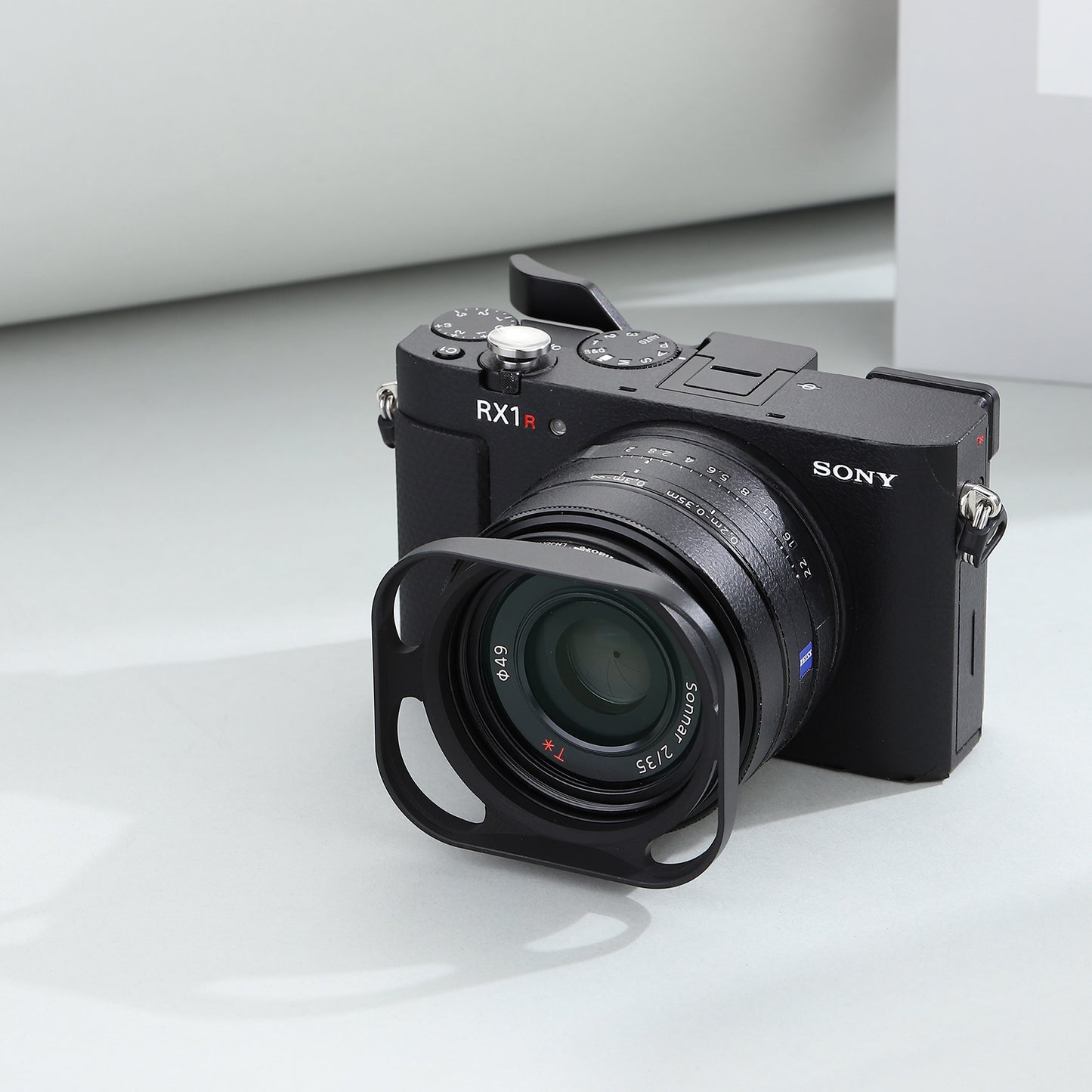 Haoge LH-RX1P Metal Lens Hood is designed for Sony Cyber-shot DSC-RX1 / RX1R / RX1R II / RX1R III Digital Camera