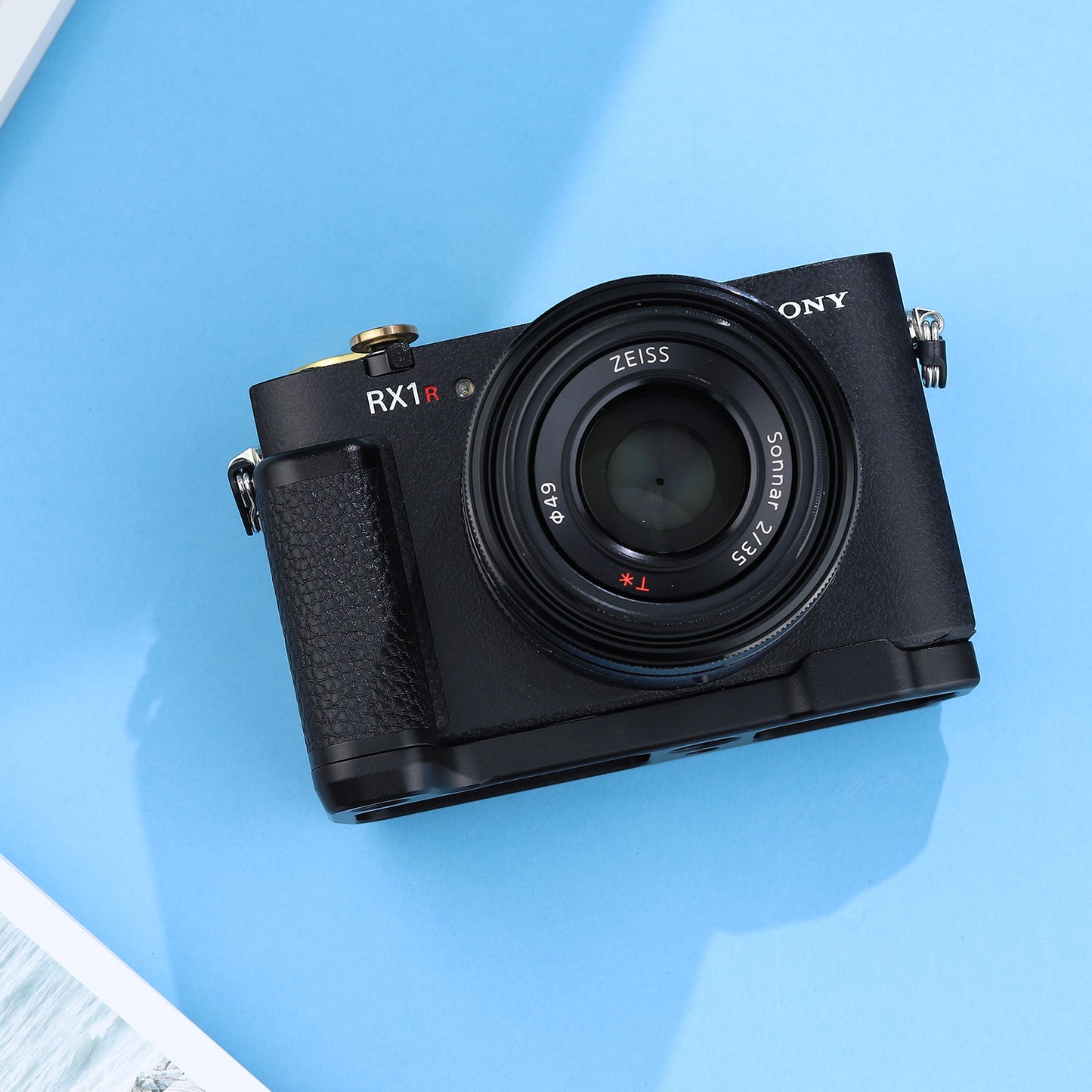 Haoge HG-RX1RIII Skidproof Camera Bracket Holder Hand Grip for Sony Cyber-shot DSC-RX1R III RX1RM3 RX1RIII Full-frame Digital Camera