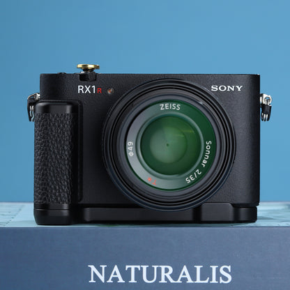 Haoge HG-RX1RIII Skidproof Camera Bracket Holder Hand Grip for Sony Cyber-shot DSC-RX1R III RX1RM3 RX1RIII Full-frame Digital Camera