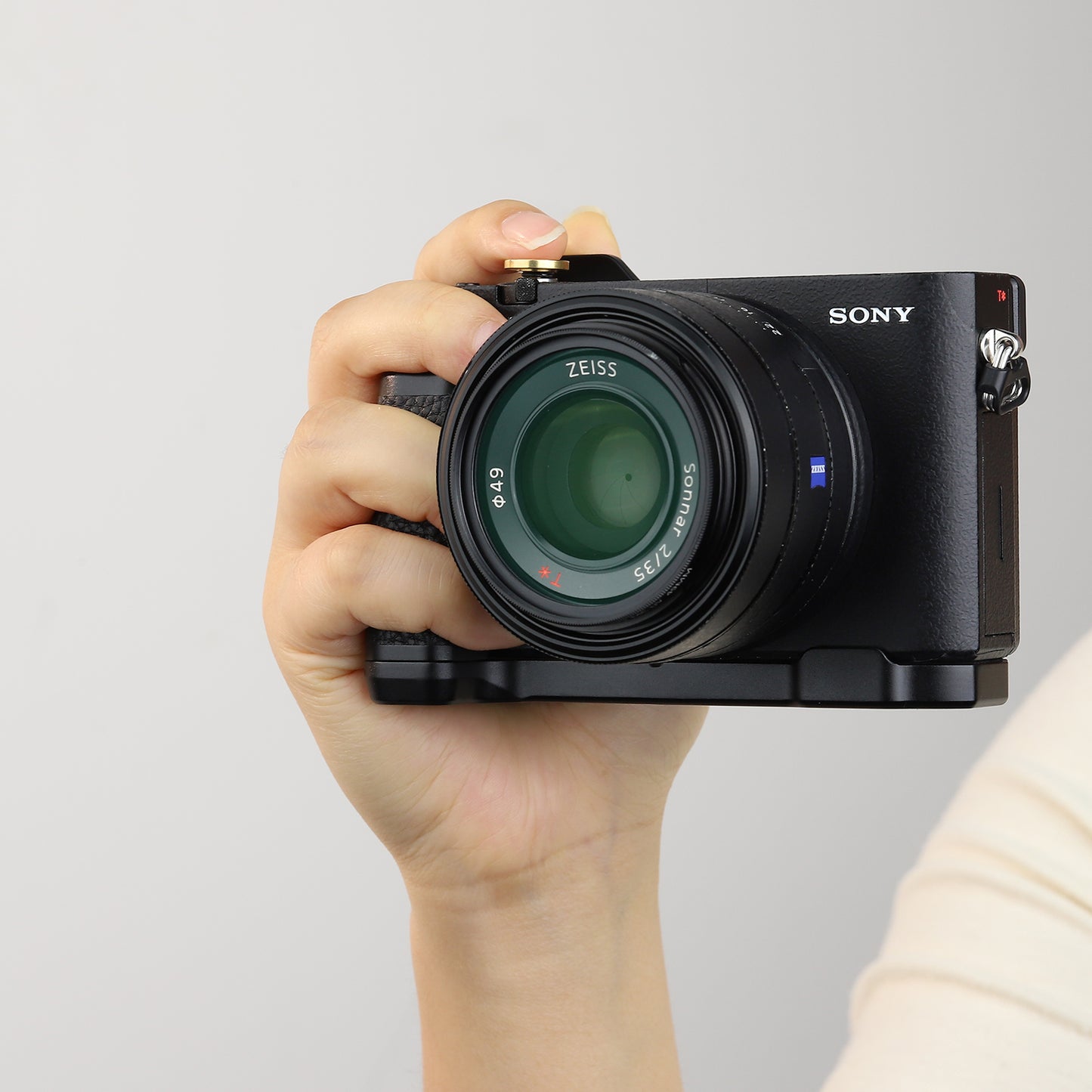 Haoge HG-RX1RIII Skidproof Camera Bracket Holder Hand Grip for Sony Cyber-shot DSC-RX1R III RX1RM3 RX1RIII Full-frame Digital Camera